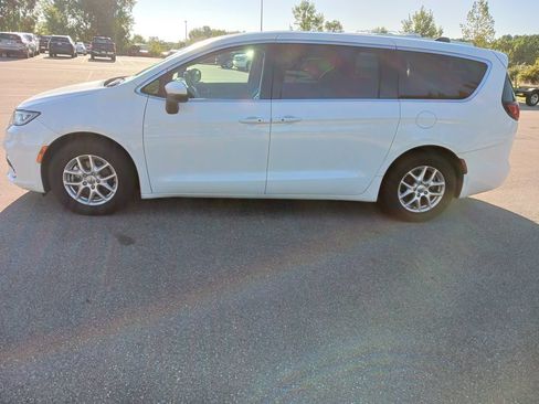 Used 2023 Chrysler Pacifica Touring-L FWD image 7