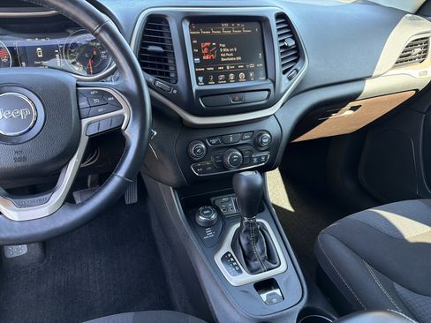 Used 2016 Jeep Cherokee Latitude w/ Cold Weather Group AWD/4WD image 26