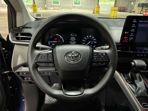 Used 2022 Toyota Sienna LE FWD image 18