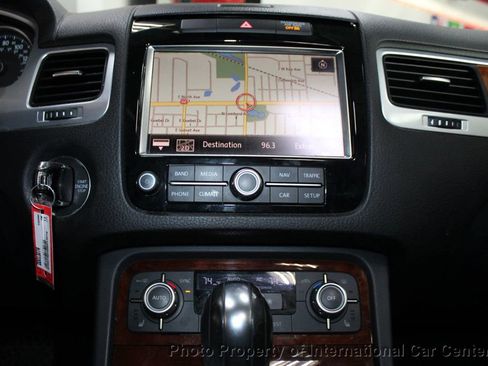 Used 2013 Volkswagen Touareg Sport image 17