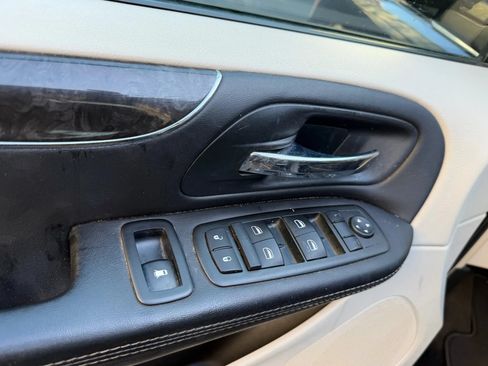 Used 2014 Chrysler Town & Country Touring FWD image 26