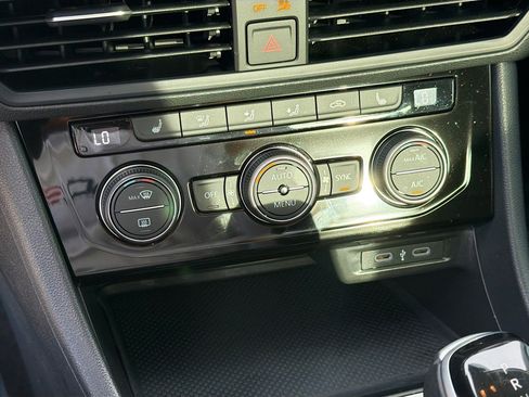Used 2024 Volkswagen Jetta SE w/ Panoramic Sunroof Package FWD image 26