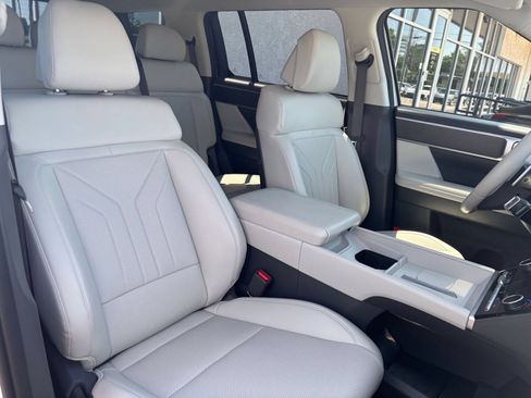 Used 2025 Hyundai Santa Fe SEL FWD image 39