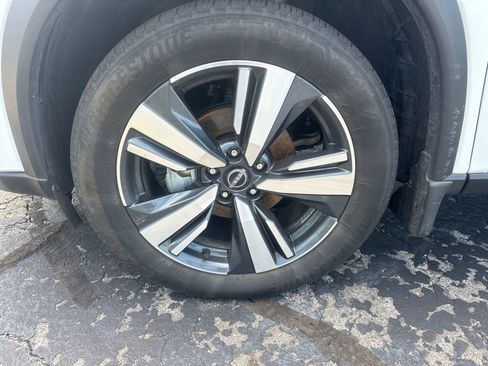 Used 2024 Nissan Rogue SL AWD/4WD image 2