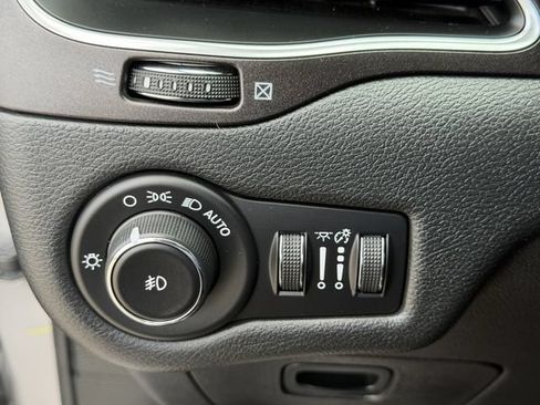 Used 2019 Jeep Cherokee Trailhawk w/ Cold Weather Group AWD/4WD image 30