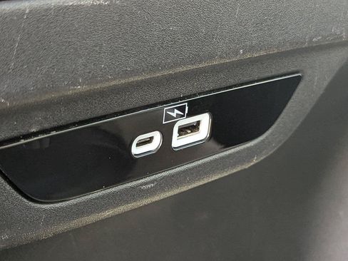 Used 2023 Chrysler Pacifica Touring-L FWD image 26