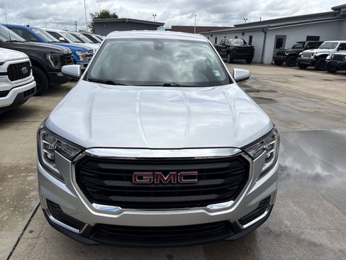 Used 2022 GMC Terrain SLE image 2