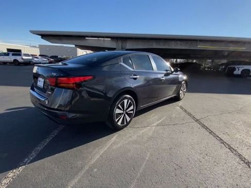 Used 2021 Nissan Altima 2.5 SV image 8