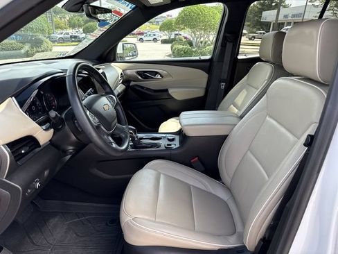 Used 2023 Chevrolet Traverse Premier FWD image 9