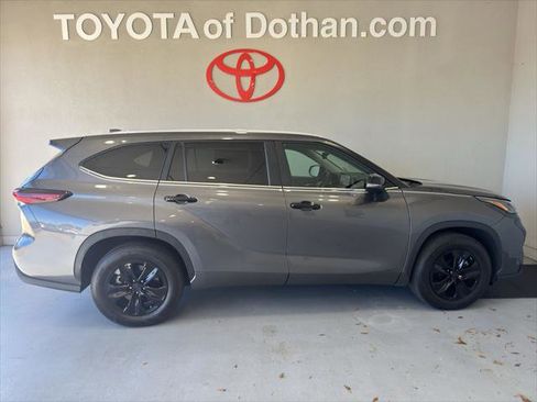 Certified 2024 Toyota Highlander XLE image 1