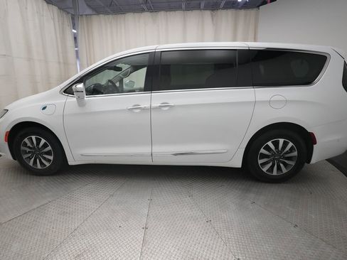 Used 2022 Chrysler Pacifica Limited FWD image 25