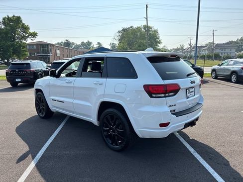 Used 2019 Jeep Grand Cherokee Altitude AWD/4WD image 4