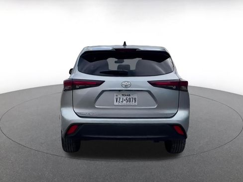 Used 2025 Toyota Highlander LE image 12