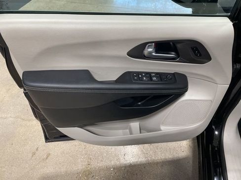 Used 2024 Chrysler Pacifica Touring-L image 12