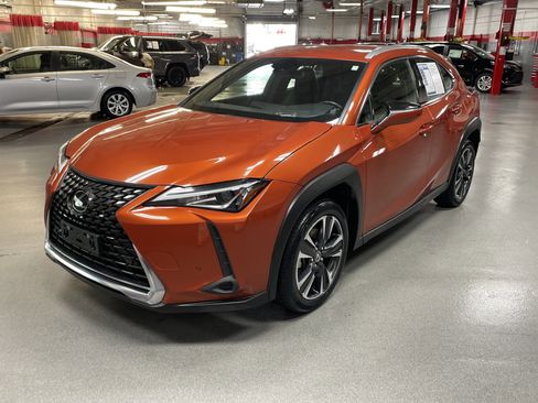 Used 2022 Lexus UX 200 w/ Accessory Package (Z2) image 5
