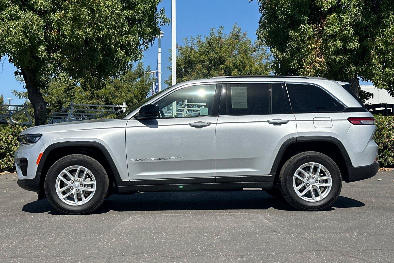 Used 2025 Jeep Grand Cherokee Laredo X w/ Luxury Tech Group I AWD/4WD image 6