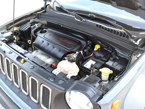 Used 2017 Jeep Renegade Latitude FWD image 31