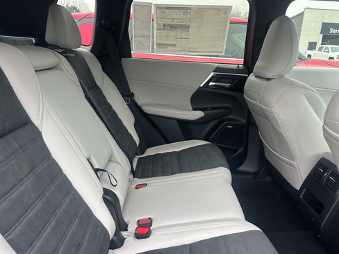 New 2026 Mitsubishi Outlander SE FWD image 8