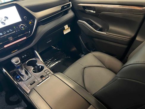 Certified 2025 Toyota Highlander Limited image 11