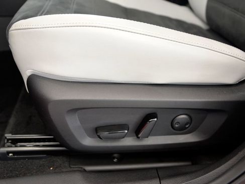 Used 2025 Mitsubishi Outlander SE image 16