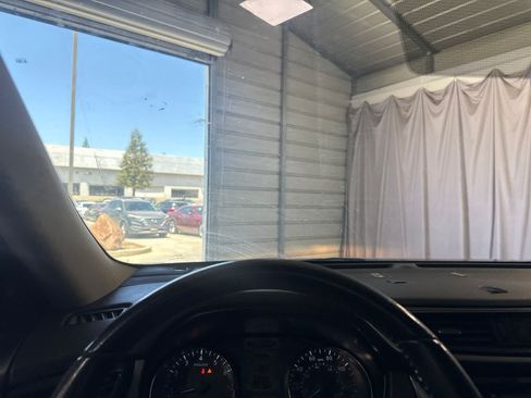 Used 2017 Nissan Rogue SV FWD image 21