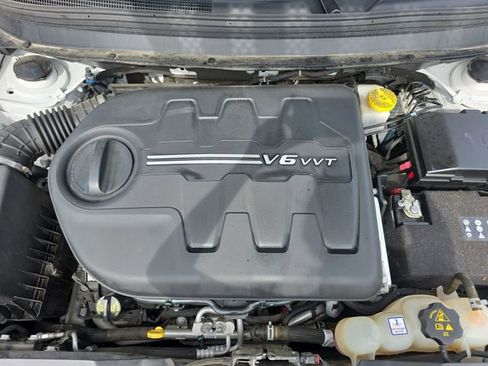 Used 2019 Jeep Cherokee Latitude w/ Cold Weather Group FWD image 28
