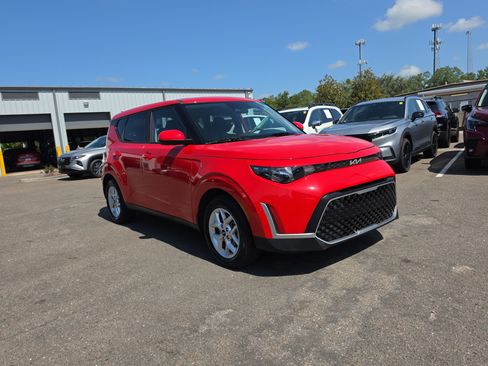 Certified 2025 Kia Soul LX w/ LX Technology Package FWD image 2
