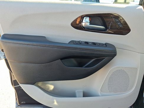 Used 2023 Chrysler Pacifica Limited image 13