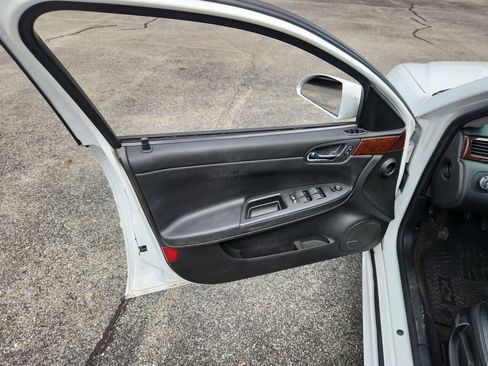 Used 2011 Chevrolet Impala LT w/ Luxury Edition Package FWD image 9