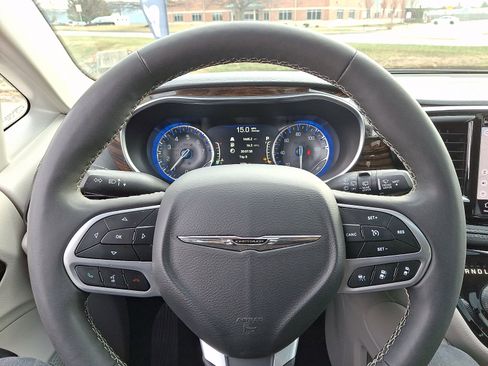 Used 2023 Chrysler Pacifica Limited image 21