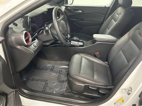 Certified 2024 Chevrolet Trax RS w/ Sunroof Package FWD image 12