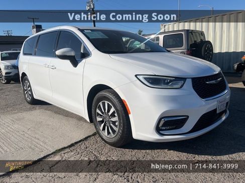 Used 2023 Chrysler Pacifica Touring-L image 3