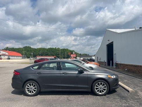 Used 2017 Ford Fusion SE FWD image 2