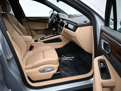 Certified 2022 Porsche Macan image 28