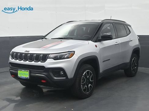 Used 2025 Jeep Compass Trailhawk AWD/4WD image 3