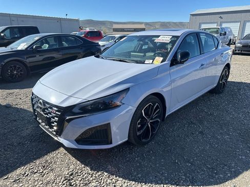 Used 2023 Nissan Altima 2.5 SR w/ SR Premium Package image 1