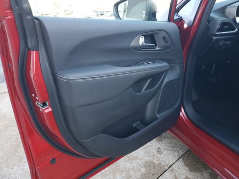 New 2026 Chrysler Pacifica Select image 6