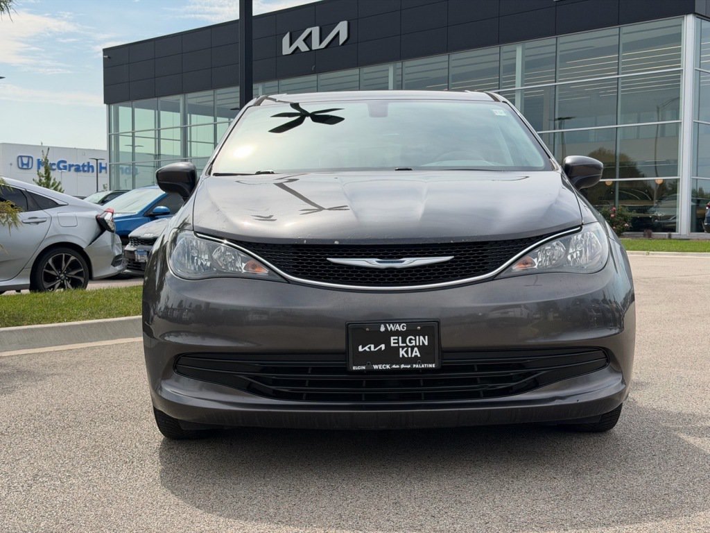 Used 2017 Chrysler Pacifica Touring FWD image 2