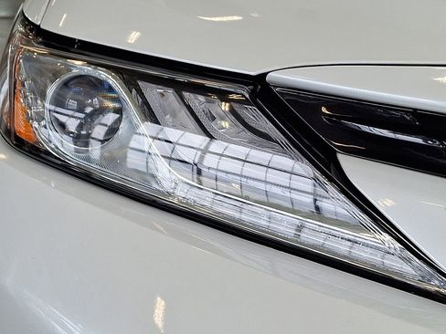 Used 2020 Toyota Camry XLE w/ Sunroof Package FWD image 12