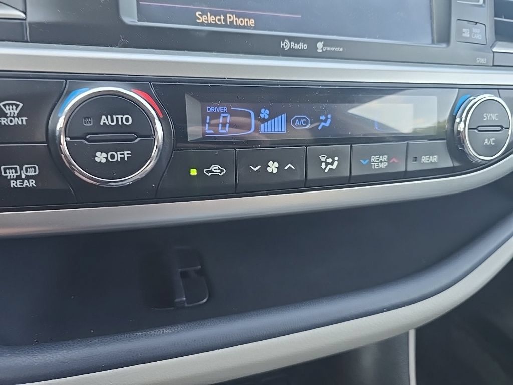Used 2014 Toyota Highlander XLE AWD/4WD image 18