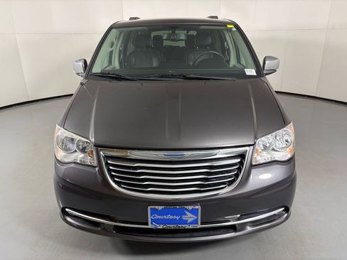 Used 2015 Chrysler Town & Country Touring-L image 3