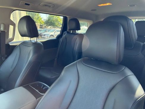 Used 2025 Kia Carnival FWD image 20