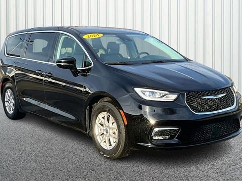 Used 2024 Chrysler Pacifica Touring-L FWD image 1