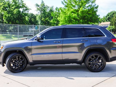 Used 2019 Jeep Grand Cherokee Laredo w/ Security & Convenience Group RWD image 4
