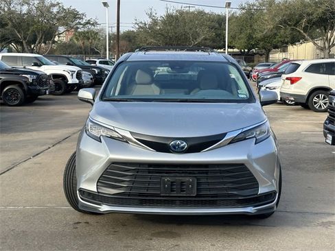 Used 2022 Toyota Sienna LE image 2