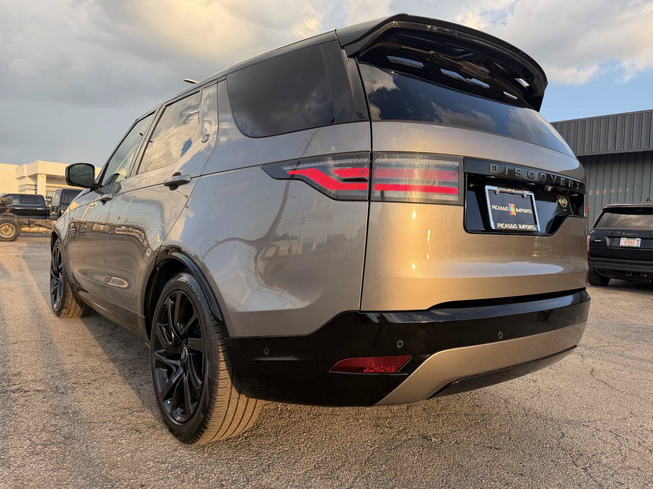 Used 2022 Land Rover Discovery HSE R-Dynamic AWD/4WD image 6