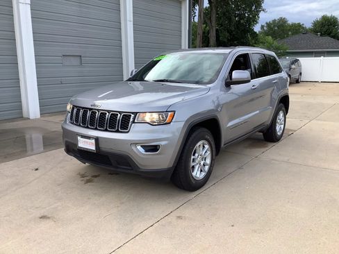 Used 2019 Jeep Grand Cherokee Laredo AWD/4WD image 4