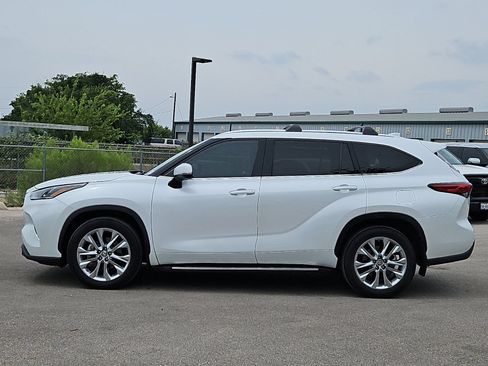 Used 2023 Toyota Highlander Limited FWD image 2