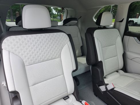 Certified 2025 GMC Acadia Denali w/ Super Cruise Package FWD image 9