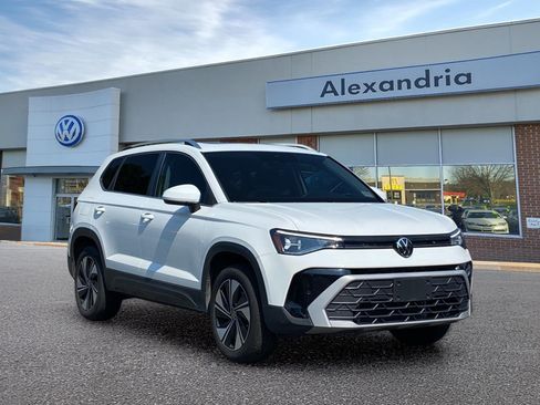 Certified 2025 Volkswagen Taos SE w/ Panoramic Sunroof Package AWD/4WD image 1